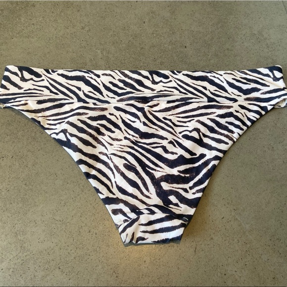 ⭐️ 2 for $20 H&M Animal Print Bikini Bottoms - Picture 2 of 3